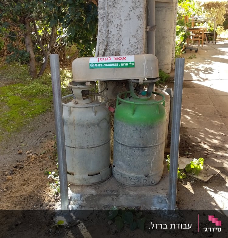 שני בלוני גז עם מסגרת מתכת להגנה